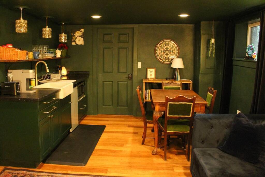 Heart Of Woodstock, 10 Min Walk To Reed, With Private Garage! Appartamento Portland Esterno foto
