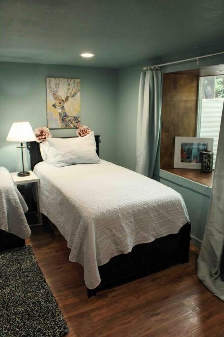 Heart Of Woodstock, 10 Min Walk To Reed, With Private Garage! Appartamento Portland Esterno foto