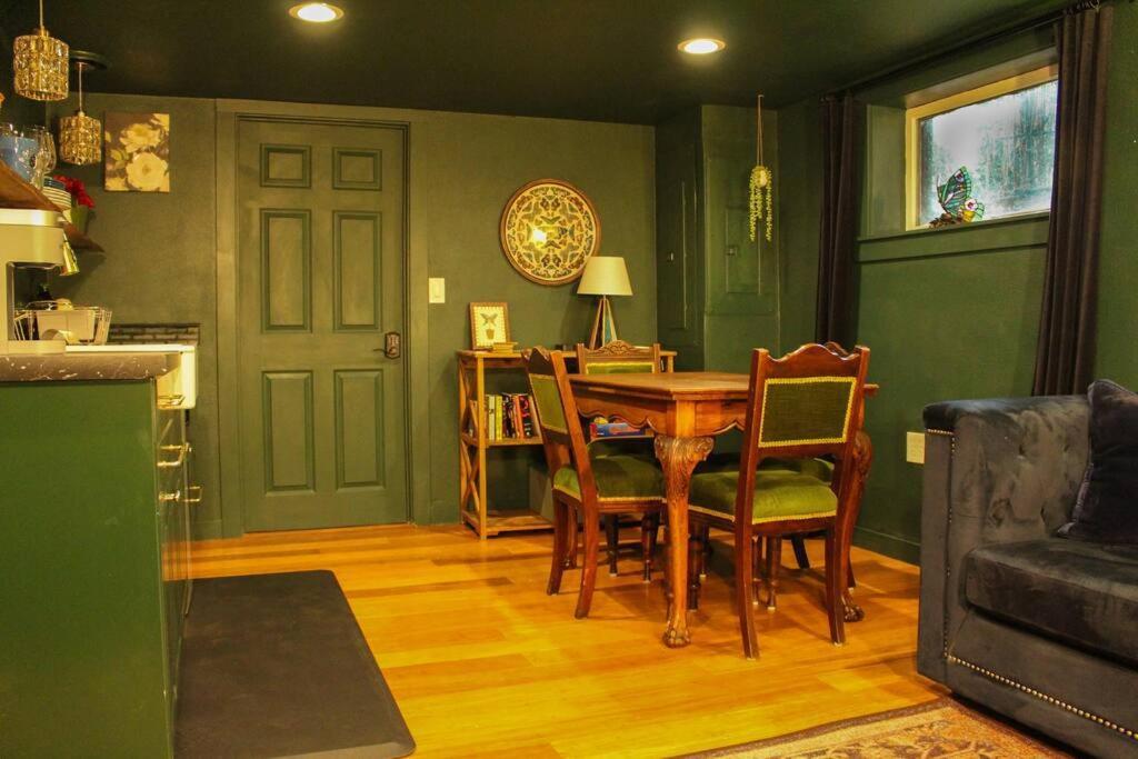 Heart Of Woodstock, 10 Min Walk To Reed, With Private Garage! Appartamento Portland Esterno foto