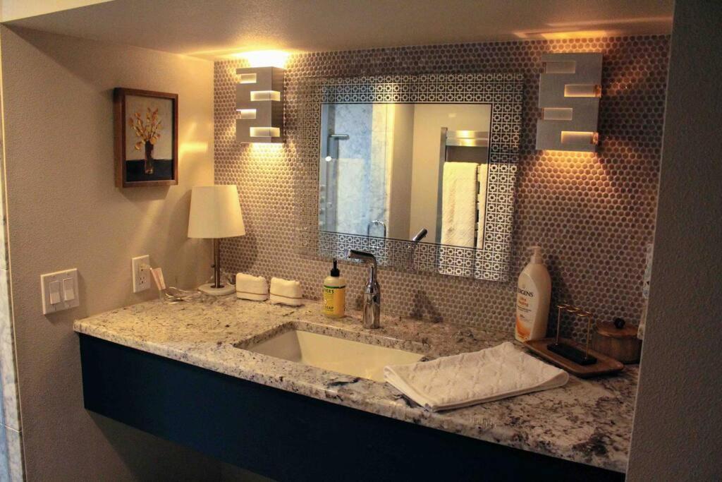 Heart Of Woodstock, 10 Min Walk To Reed, With Private Garage! Appartamento Portland Esterno foto