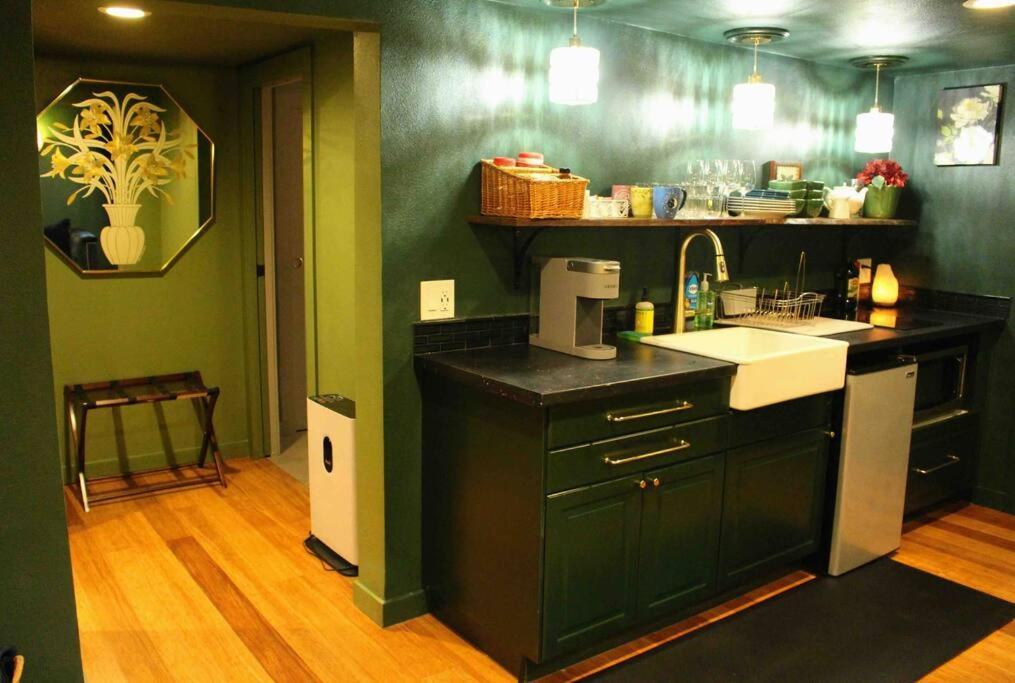 Heart Of Woodstock, 10 Min Walk To Reed, With Private Garage! Appartamento Portland Esterno foto